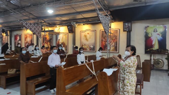 Ibu Anna memberikan pengarahan gladi bersih sebelum Misa_1